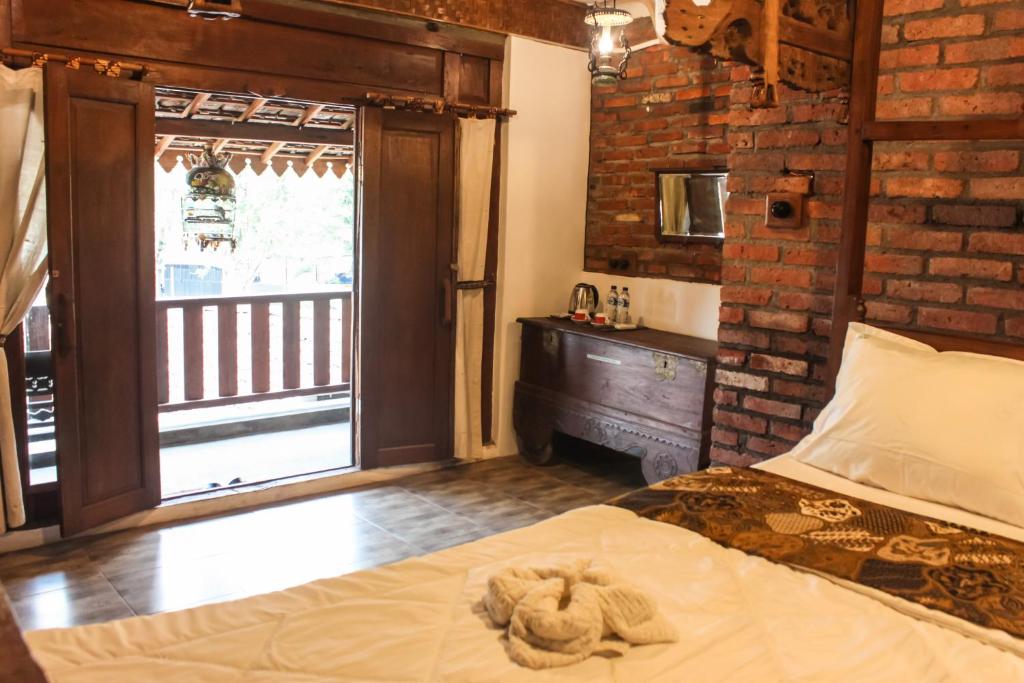 Postel nebo postele na pokoji v ubytování Griya Gribig Guest House Mitra RedDoorz