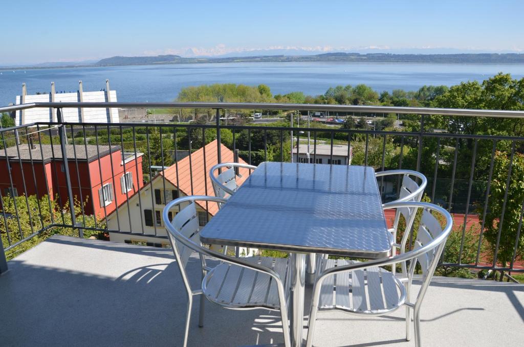 d'une table et de chaises sur un balcon avec vue sur l'eau. dans l'établissement Appartements Vacances Saars 33, à Neuchâtel