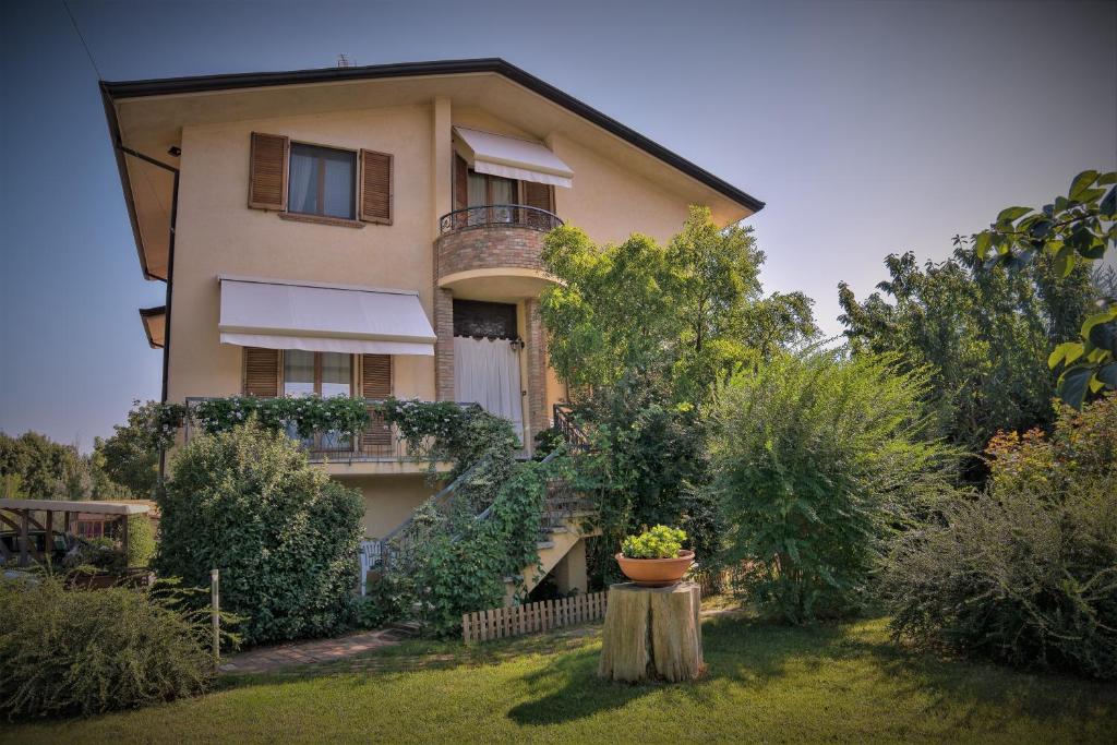 een huis met een balkon en een tuin bij CasaVittorio in San Giovanni in Marignano