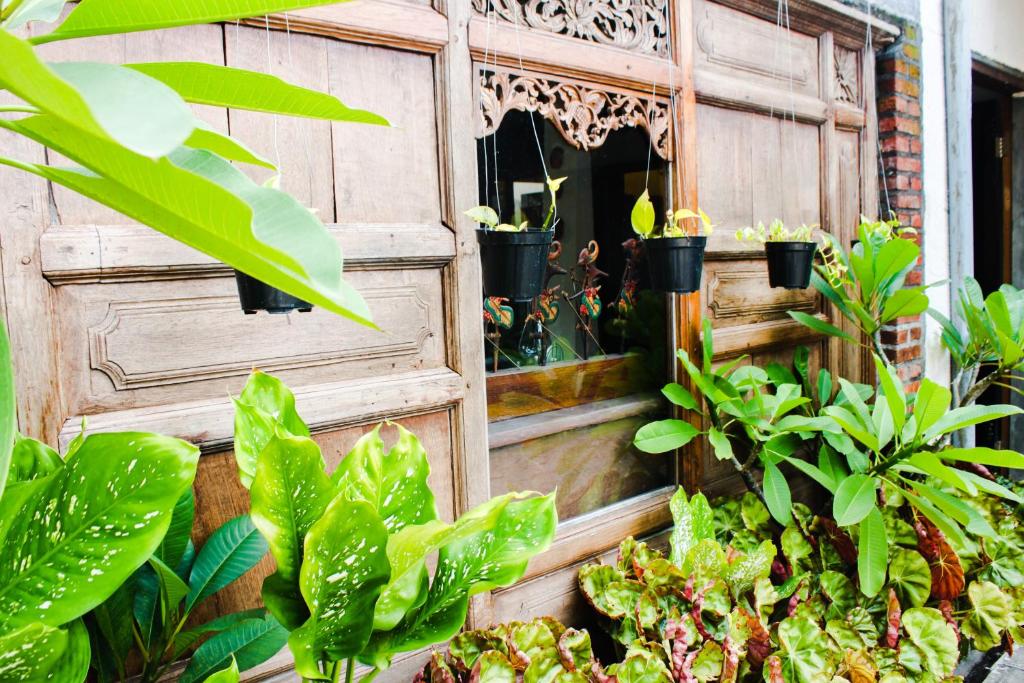 Zahrada ubytování Griya Gribig Guest House Mitra RedDoorz