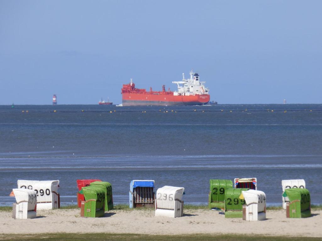 ホークジールにあるFerienwohnung Goldblume Hooksiel Nordseeの海上の大型船