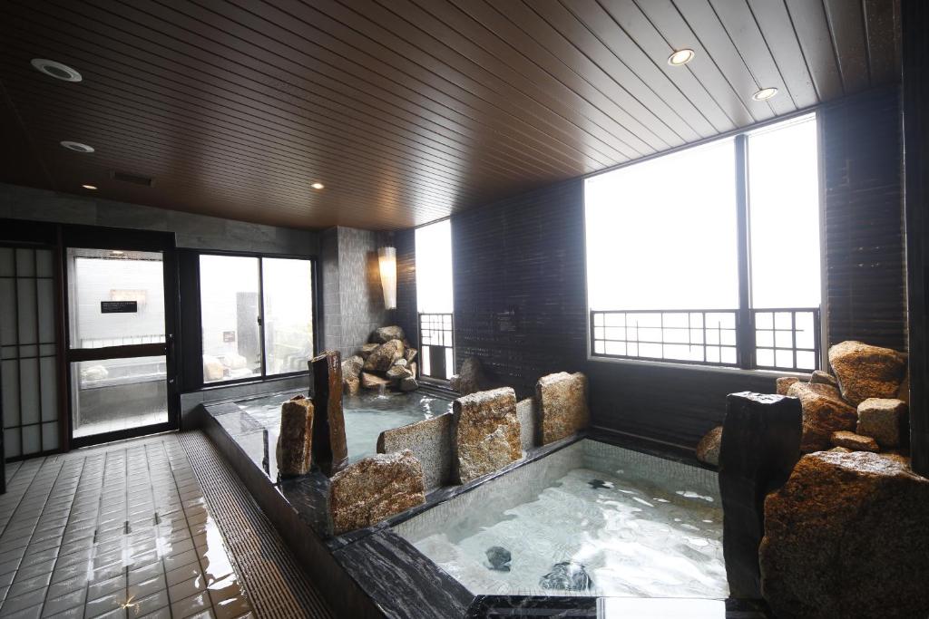 uma banheira de hidromassagem no meio de um edifício em Dormy Inn Miyazaki Natural Hot Spring em Miyazaki