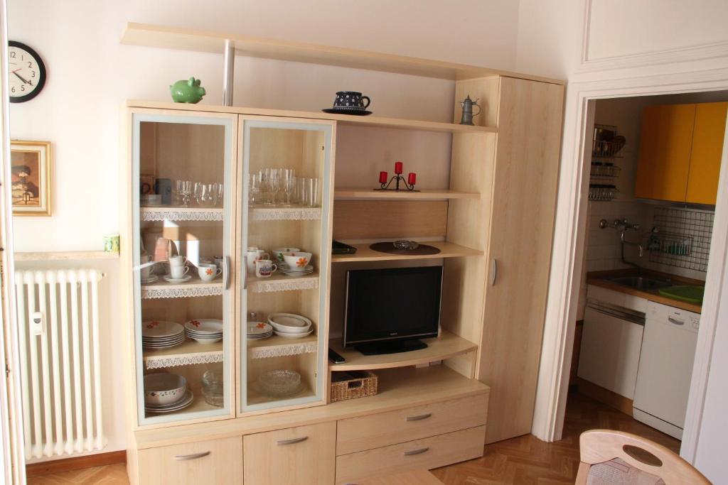 einen Schrank mit einem TV in einer Küche in der Unterkunft Guesthouse48 in Bozen
