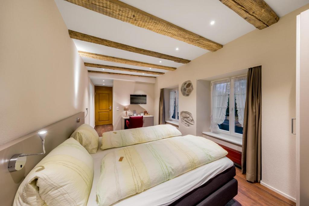 Postel nebo postele na pokoji v ubytování Hotel Gasthaus Hirschen