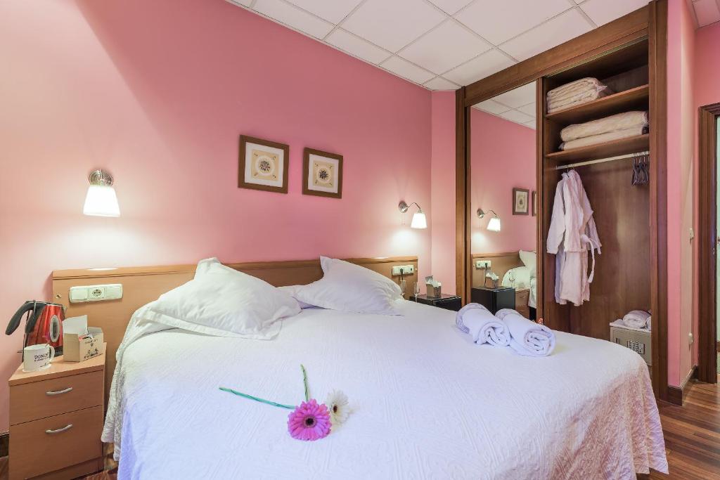 A bed or beds in a room at Pensión Ab Domini