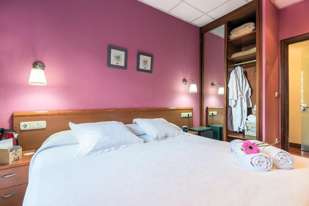 A bed or beds in a room at Pensión Ab Domini