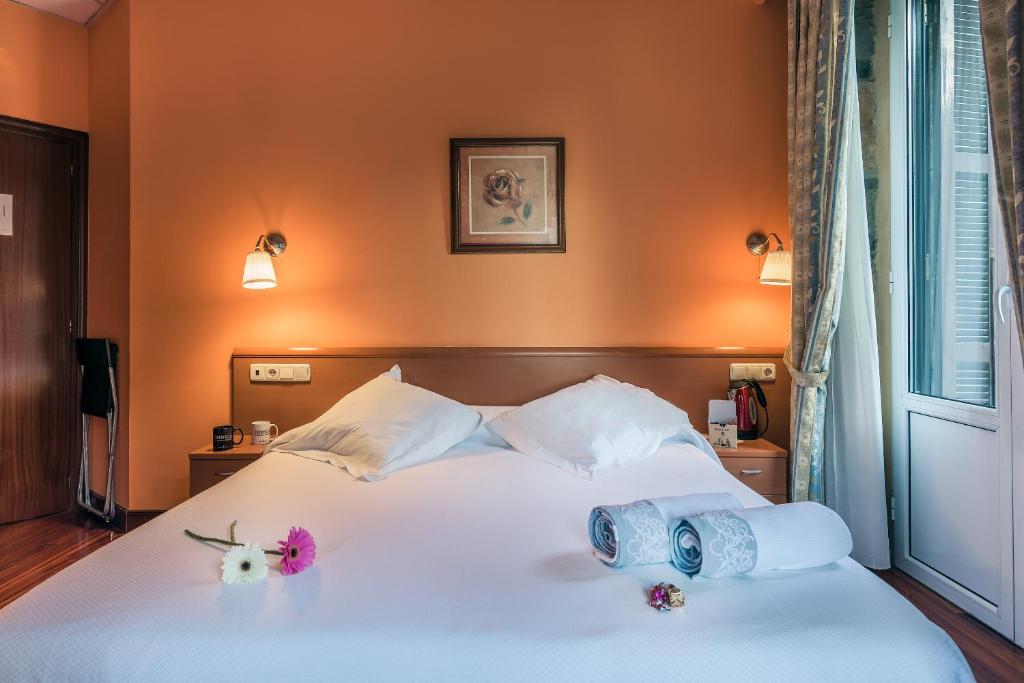 A bed or beds in a room at Pensión Ab Domini