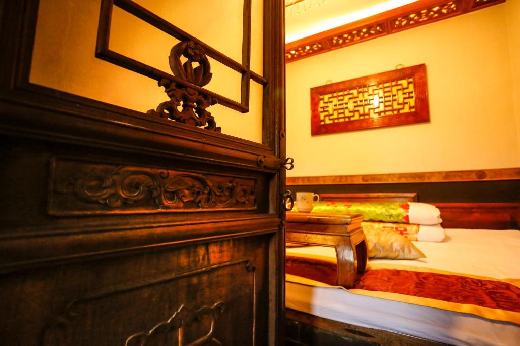 Postel nebo postele na pokoji v ubytování Pingyao Laochenggen Inn
