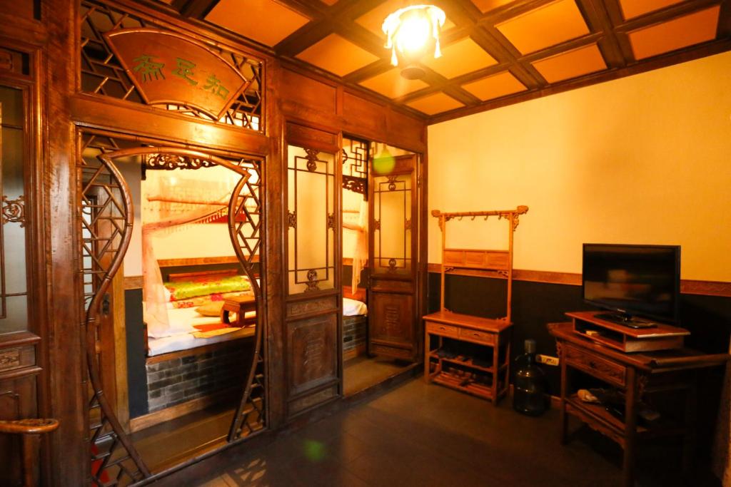 Postel nebo postele na pokoji v ubytování Pingyao Laochenggen Inn