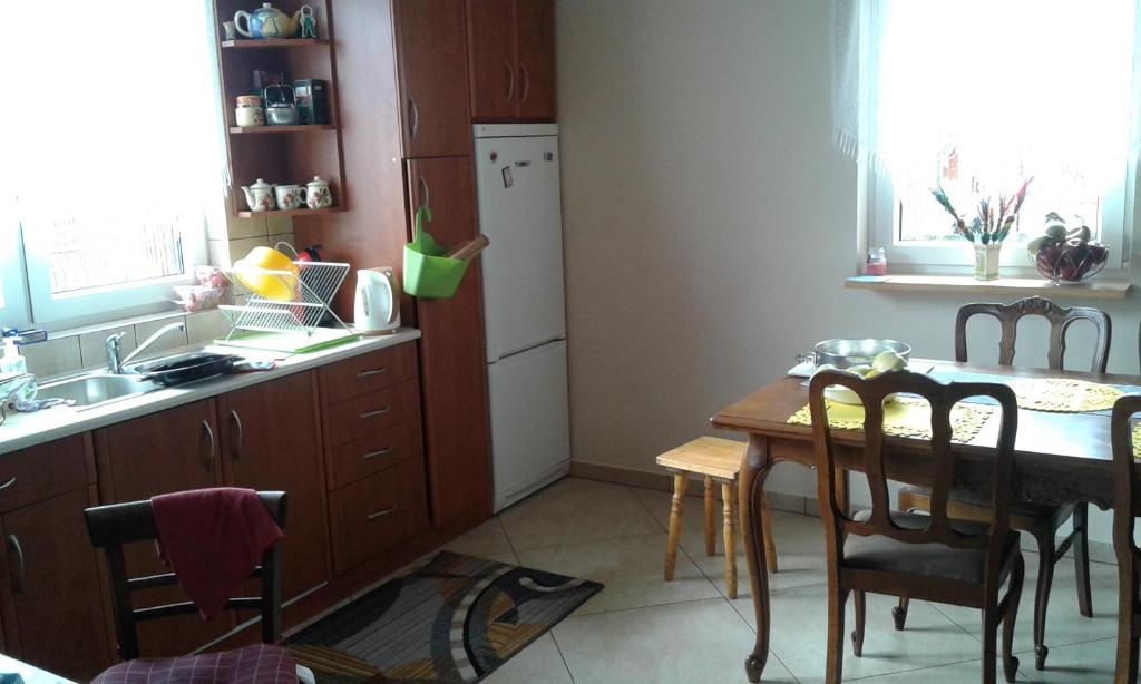 Kuchyň nebo kuchyňský kout v ubytování Uroczysko Ostoja