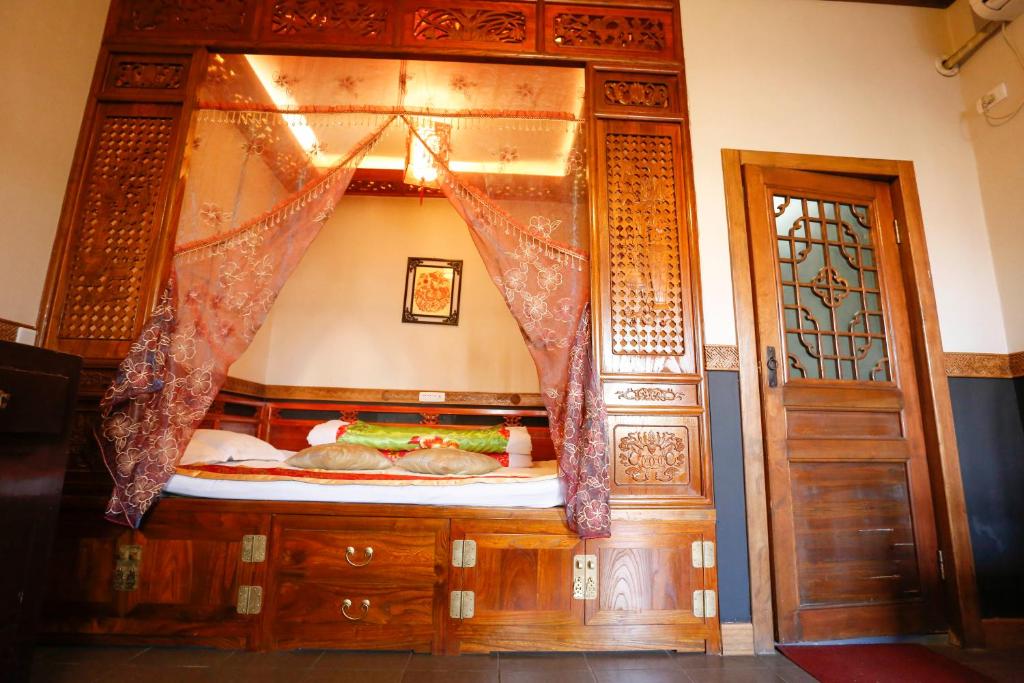 Postel nebo postele na pokoji v ubytování Pingyao Laochenggen Inn