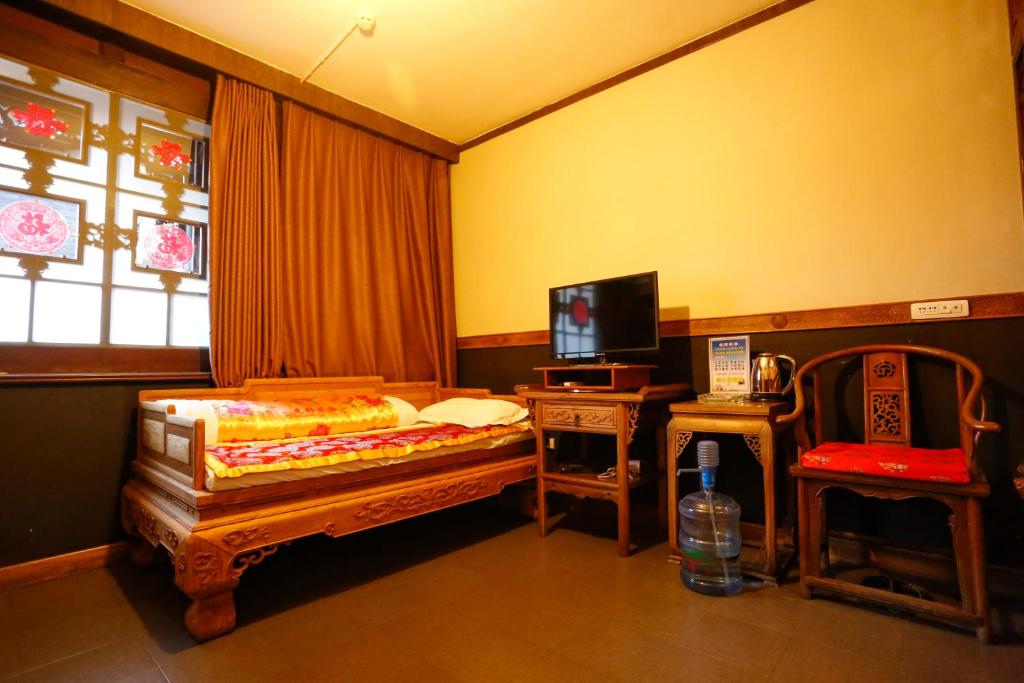 Postel nebo postele na pokoji v ubytování Pingyao Laochenggen Inn