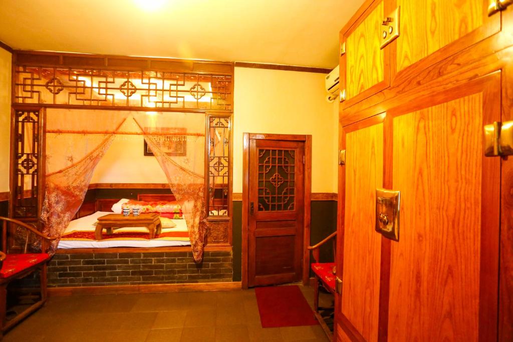Postel nebo postele na pokoji v ubytování Pingyao Laochenggen Inn