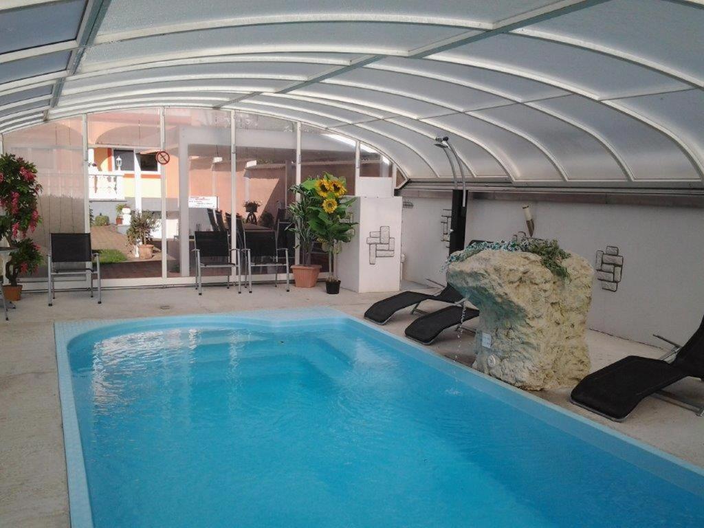 Bazén v ubytování Arkadenhaus Steiner nebo v jeho okolí