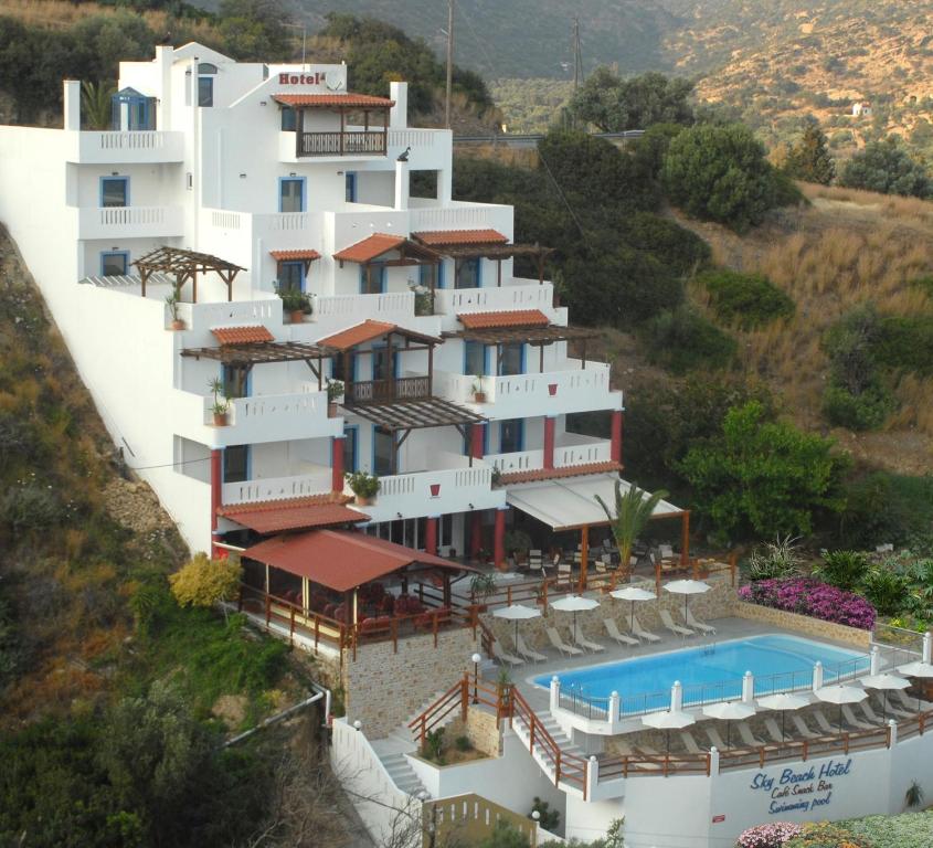 eine Luftansicht eines Hotels mit Pool in der Unterkunft Sky Beach Hotel in Agia Galini