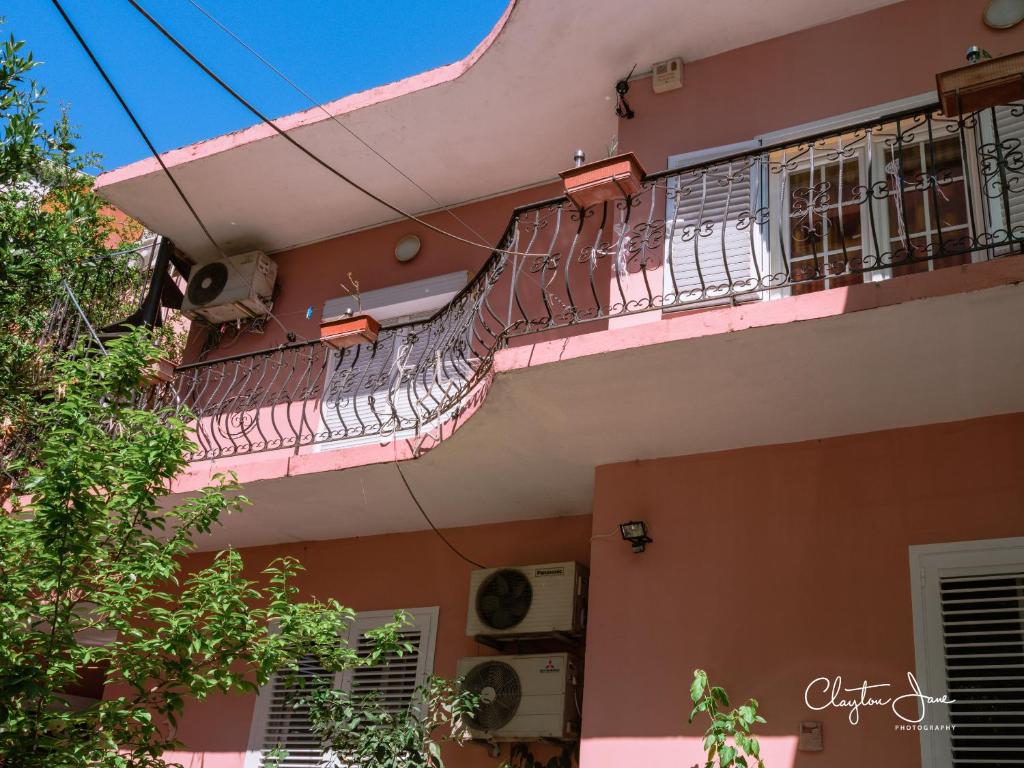 un balcón en el lateral de un edificio en Villa Center en Tirana