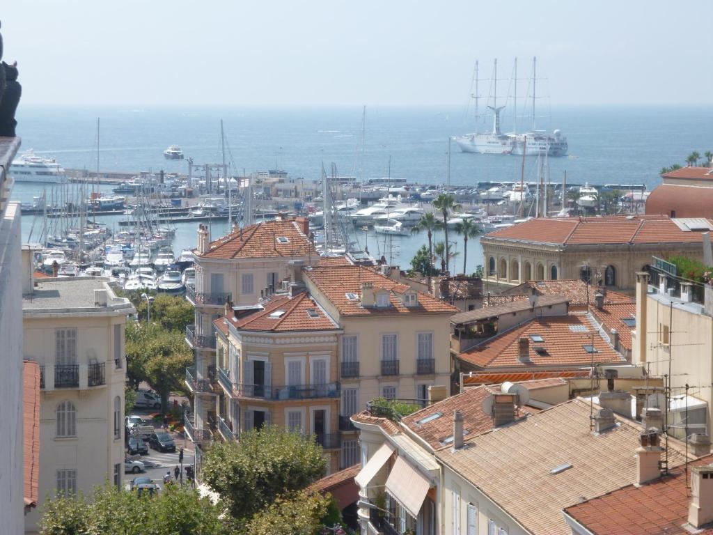 Blick auf eine Stadt mit Booten im Hafen in der Unterkunft Résidence Le Président - Forville in Cannes