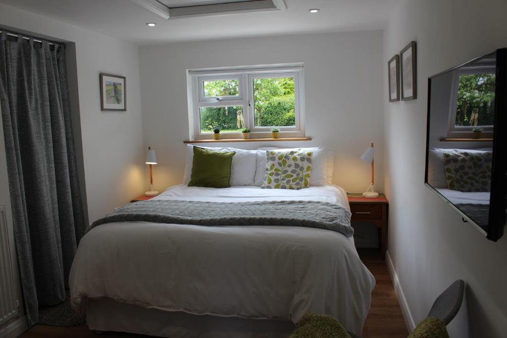 a bedroom with a bed and a window at Collis Annexe in Didcot