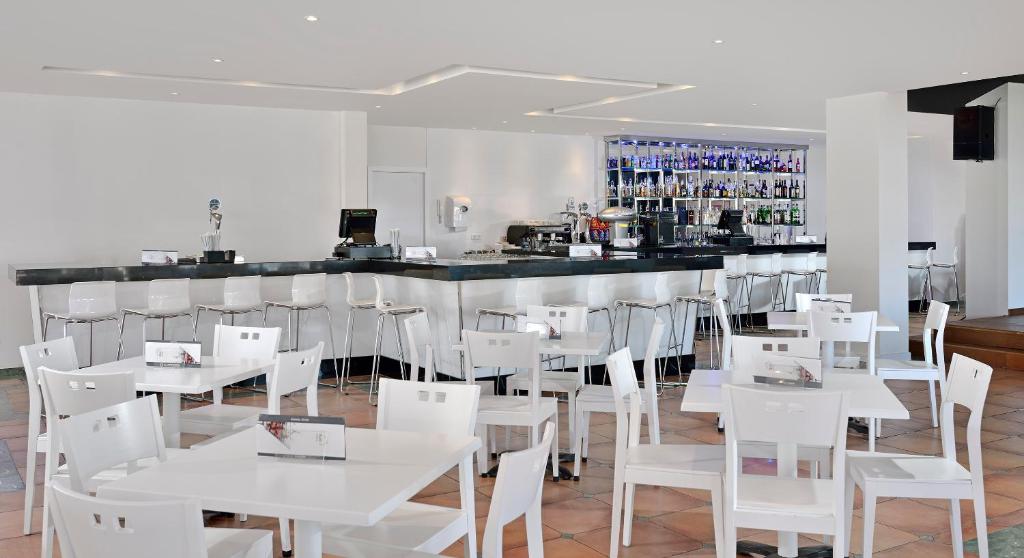 Hol lub bar w obiekcie Sol Puerto Marina