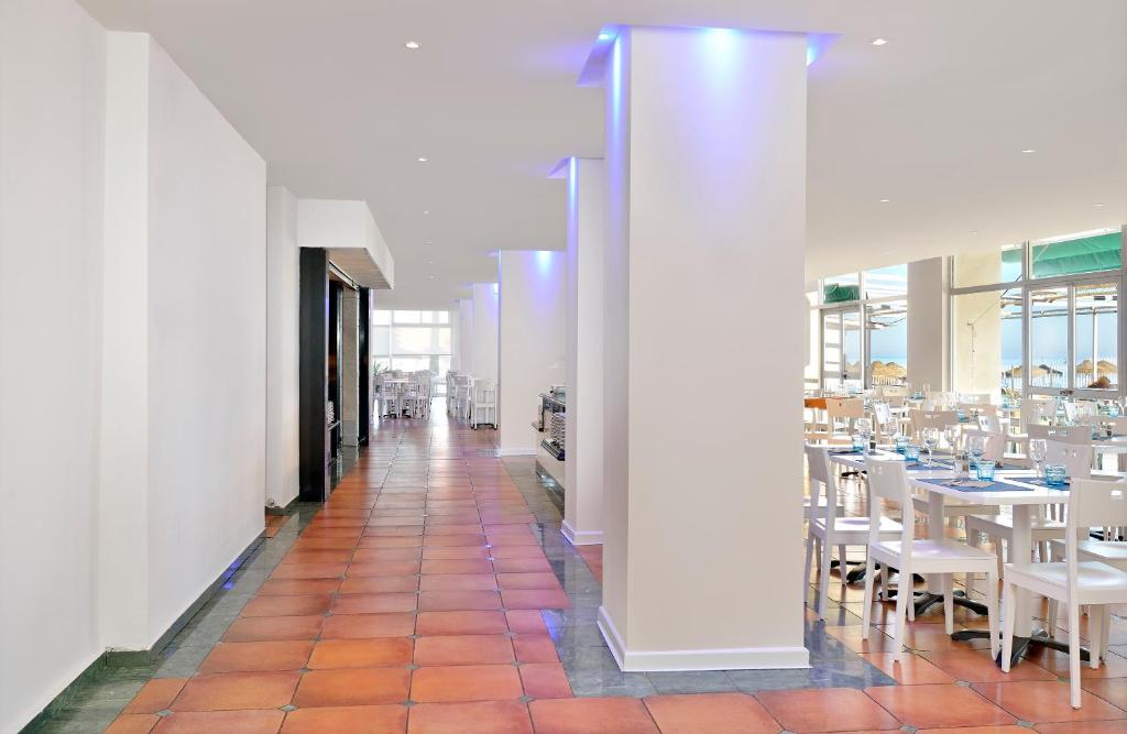 Restauracja lub miejsce do jedzenia w obiekcie Sol Puerto Marina