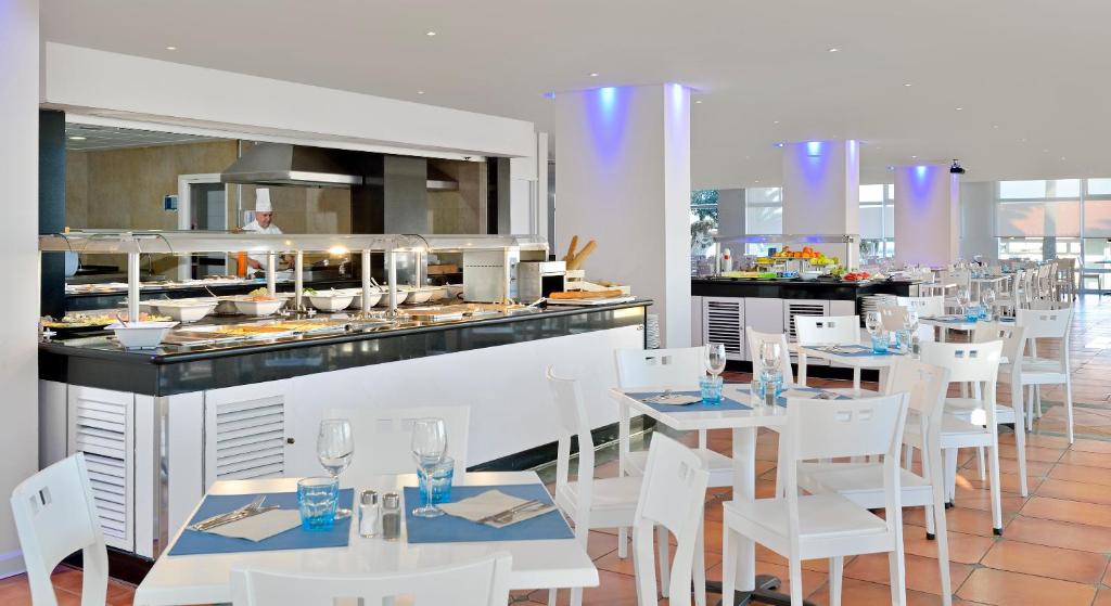 Restauracja lub miejsce do jedzenia w obiekcie Sol Puerto Marina