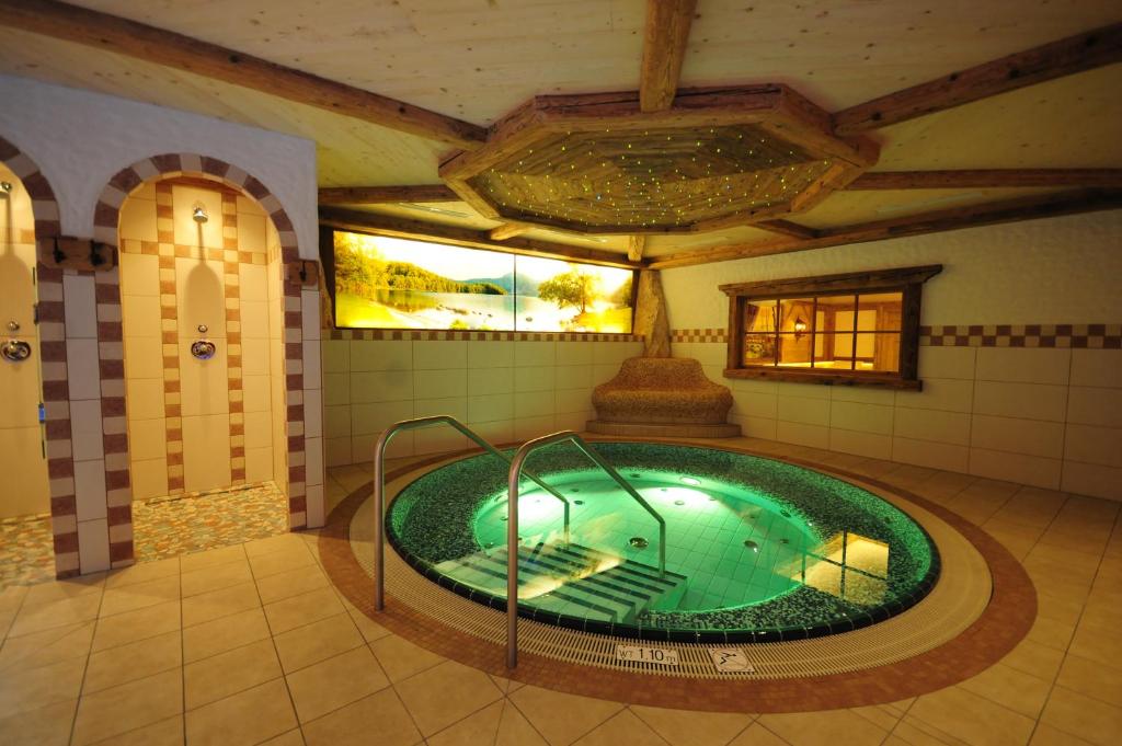 Bazén v ubytování Landgasthof Leopoldhof nebo v jeho okolí