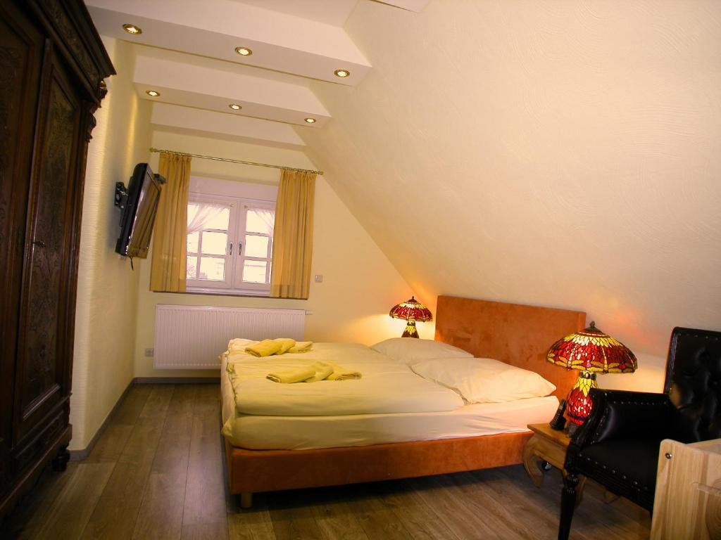 ガガーにあるFerienhäuser Zum Höft 44のベッドルーム1室(バナナ付きのベッド1台付)