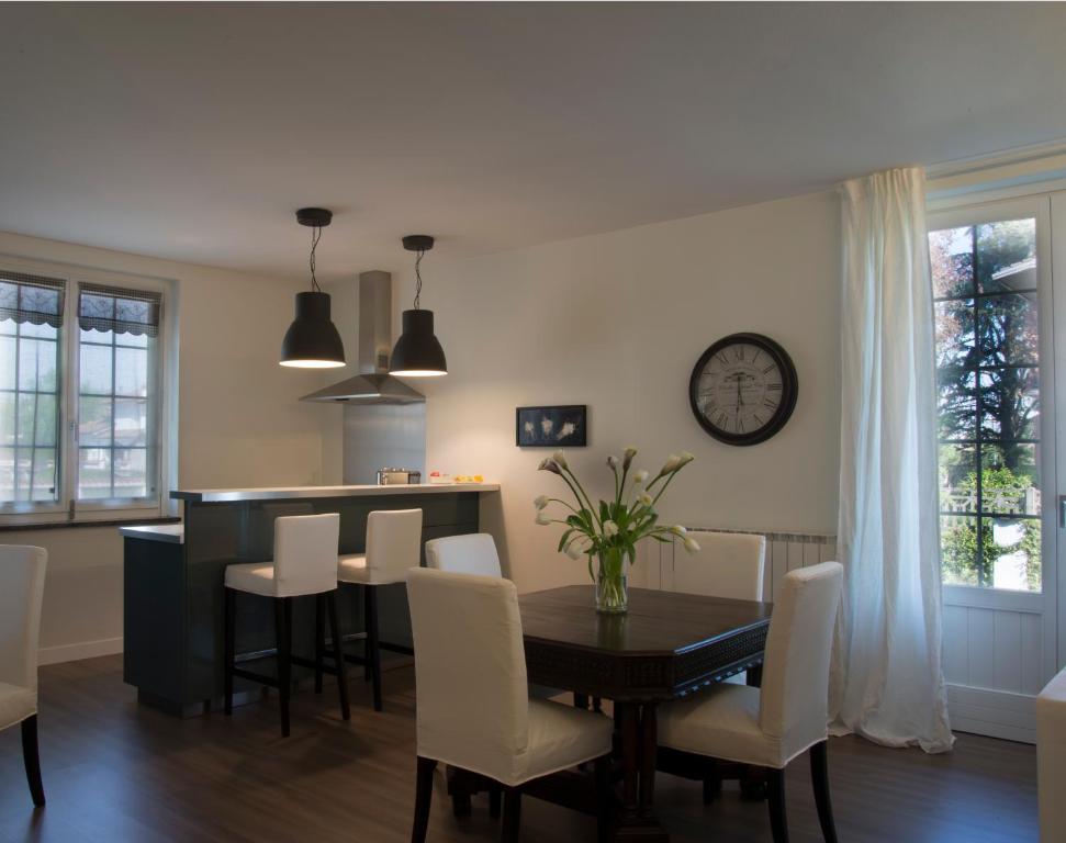 kuchnia i jadalnia ze stołem i krzesłami w obiekcie Cascina36 B&B w mieście Pregnana Milanese