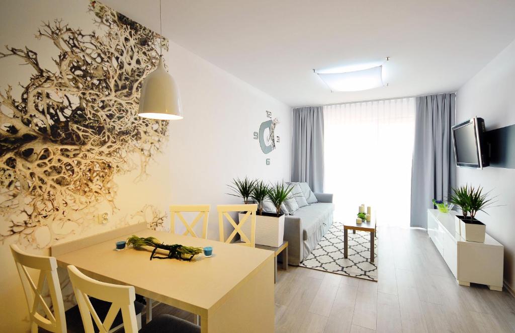 Televízia a/alebo spoločenská miestnosť v ubytovaní Apartamenty REZULAK Solna B104 204 303