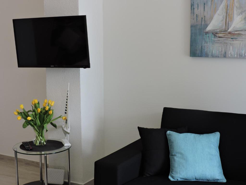 Televízia a/alebo spoločenská miestnosť v ubytovaní Apartments Nina Riva