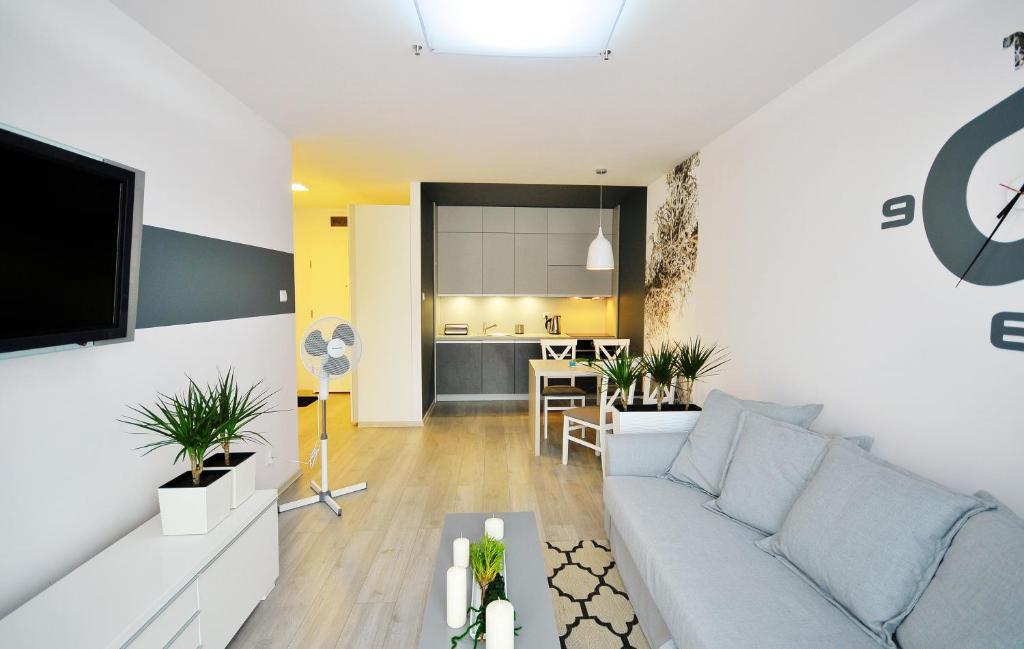 Televízia a/alebo spoločenská miestnosť v ubytovaní Apartamenty REZULAK Solna B104 204 303