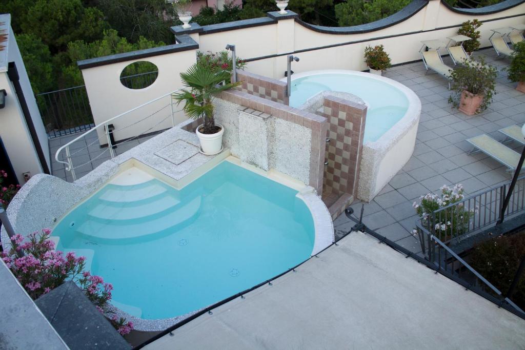 an overhead view of a swimming pool with a bath tub at Hotel Enrichetta in Desenzano del Garda