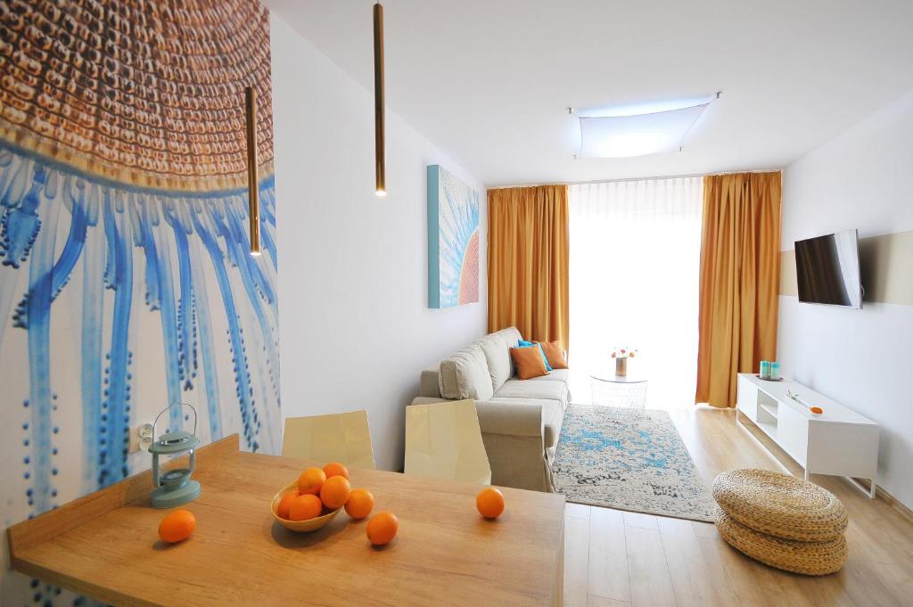 Televízia a/alebo spoločenská miestnosť v ubytovaní Apartamenty REZULAK Solna B104 204 303