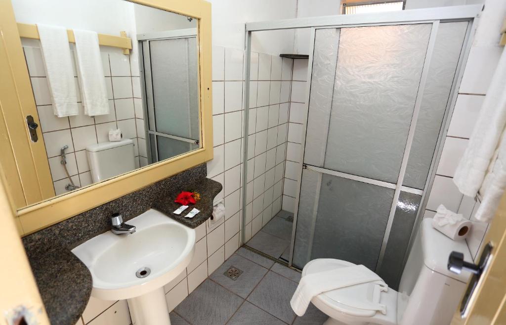 Koupelna v ubytování Marlim Porto Hotel