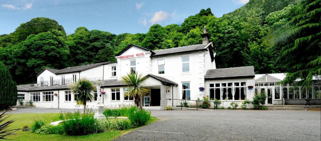 un grande edificio bianco con alberi sullo sfondo di Kingswood Hotel a Burntisland