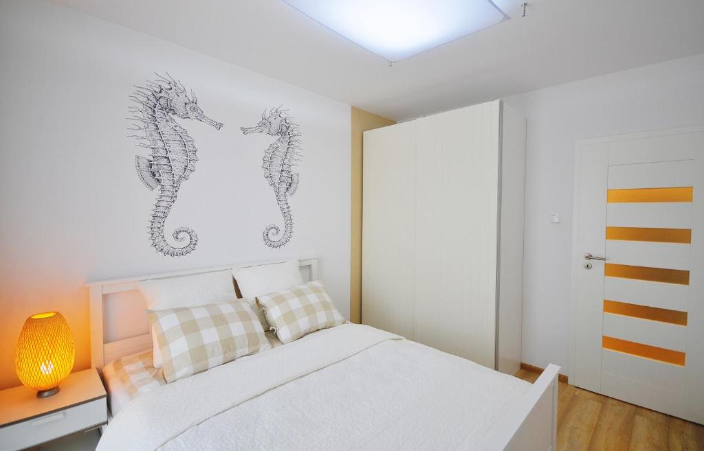 Posteľ alebo postele v izbe v ubytovaní Apartamenty REZULAK Solna B104 204 303