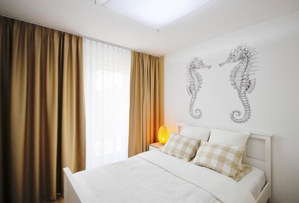 Posteľ alebo postele v izbe v ubytovaní Apartamenty REZULAK Solna B104 204 303