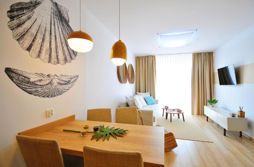Televízia a/alebo spoločenská miestnosť v ubytovaní Apartamenty REZULAK Solna B104 204 303