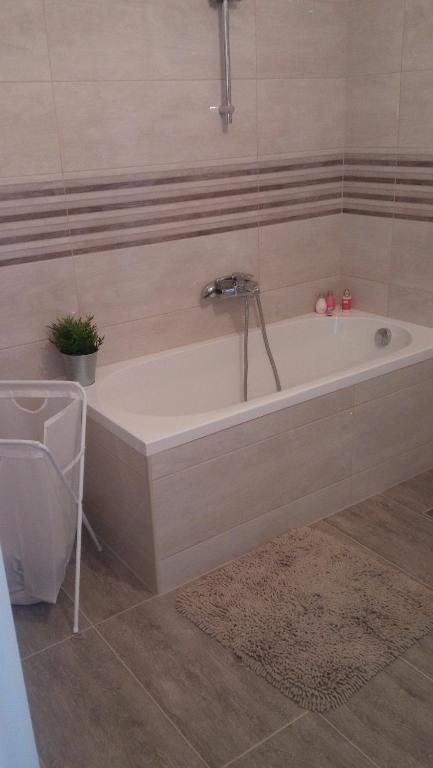 wanna z kranem w łazience w obiekcie Apartman La maison w mieście Zadar