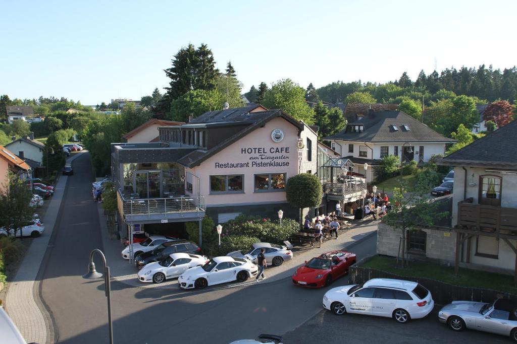 un grupo de coches estacionados frente a un edificio en Hotel Am Tiergarten, en Nürburg