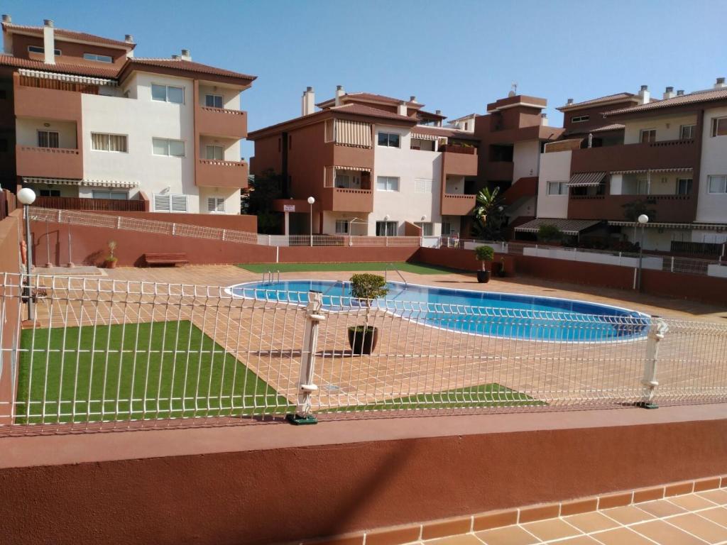 una red de voleibol en la parte superior de una pista de tenis en Apartamento Delgado y Ruiz en Puertito de Güímar