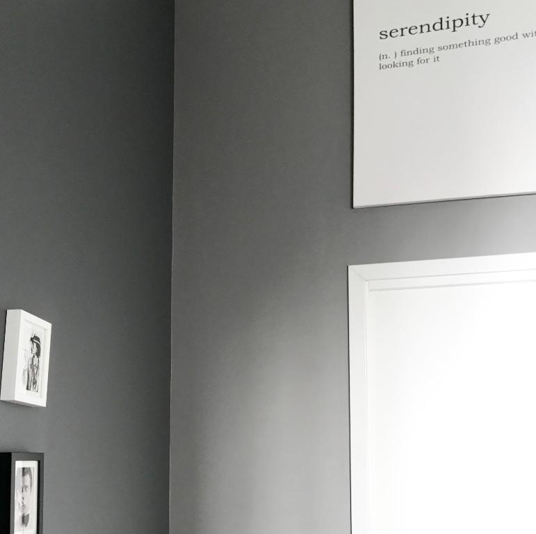 een muur met een poster en een deur in een kamer bij Serendipity in Napels