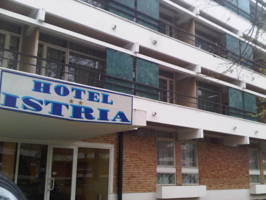 una señal de hotel australia en el lateral de un edificio en Hotel Istria, en Neptun