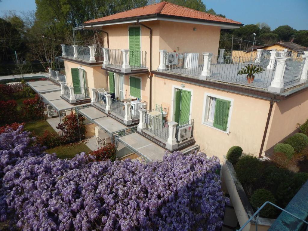 an aerial view of a house with purple flowers at Rta la Pergola in Marina di Massa