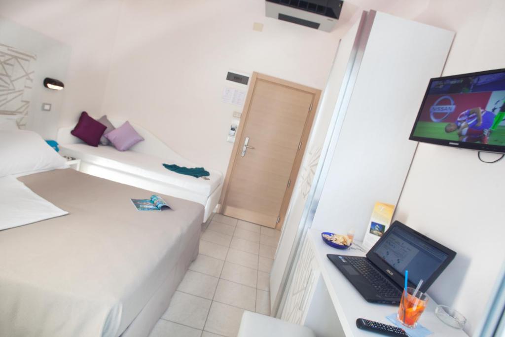 TV a/nebo společenská místnost v ubytování Hotel Tirsus