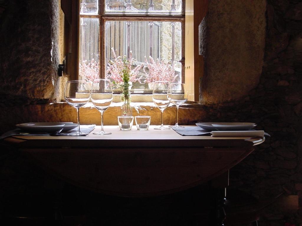 uma mesa com copos e pratos e uma janela em SaberAmar Little Country em Arouca