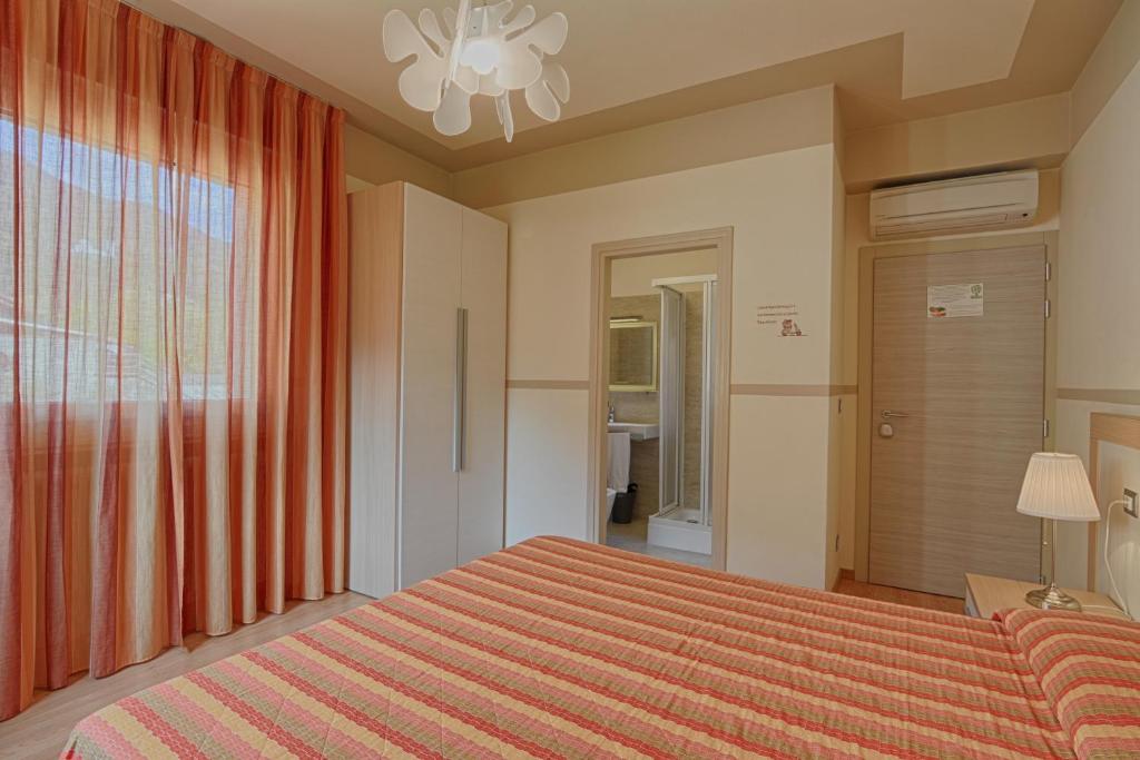 Postel nebo postele na pokoji v ubytování Hotel Europa - Sorico
