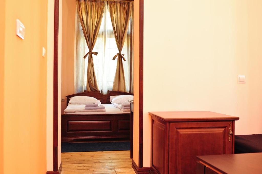 Cet appartement comprend une chambre avec un lit et une fenêtre. dans l'établissement L'Opera House, à Sofia