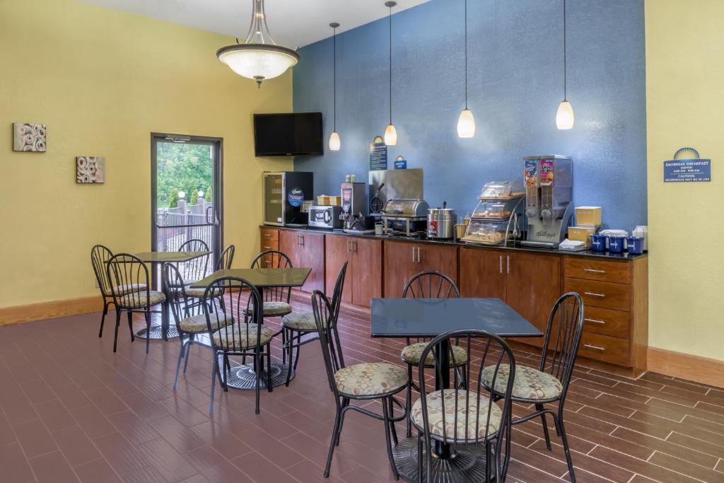 Kuchyň nebo kuchyňský kout v ubytování Days Inn & Suites by Wyndham Casey