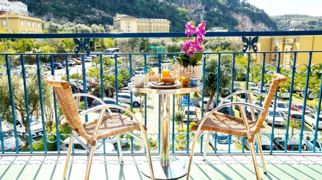 una mesa y sillas en un balcón con vistas en MaLu' B&B, en Sorrento